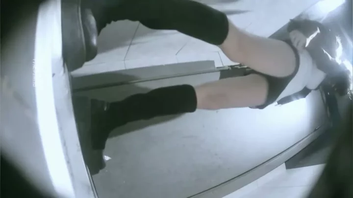 女子トイレの密室で蠢く欲望：黒ストッキングの誘惑 のスクリーンショット 1