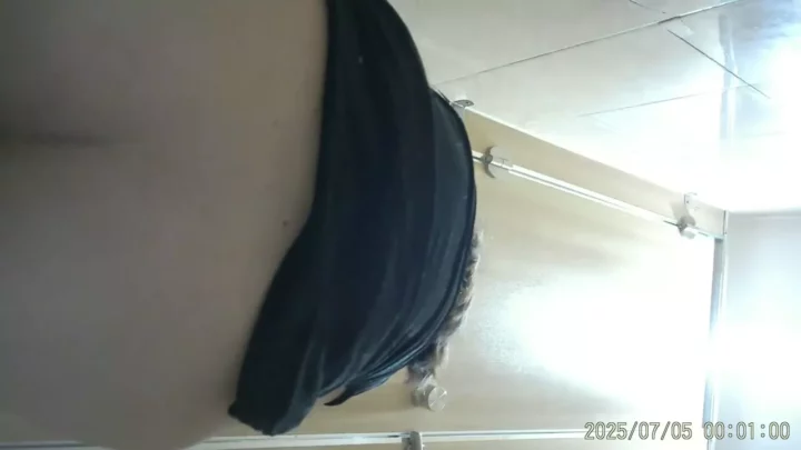 激レア！大学生トイレ盗撮ライブ！歌いながら狙われた眼鏡女子 のスクリーンショット 1
