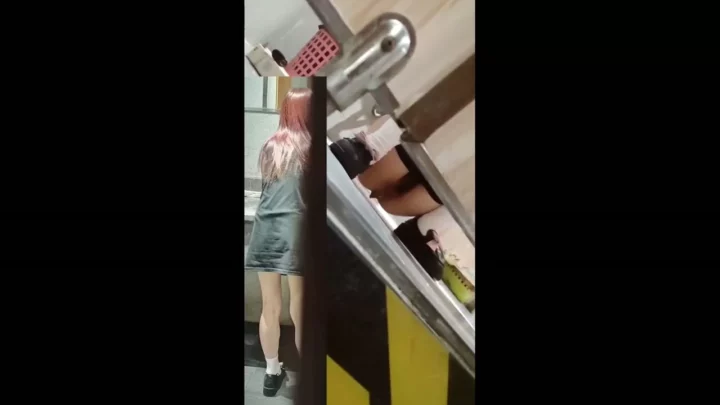 中国の公衆トイレで盗撮！衝撃の密着盗撮 のスクリーンショット 2