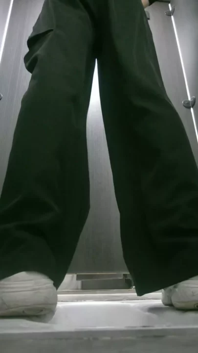 ビジネス街の隠し撮り女子トイレ Part.2 のスクリーンショット 2