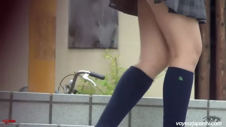 スカートから覗く美脚！二人の乙女の秘密を激写 のスクリーンショット 2
