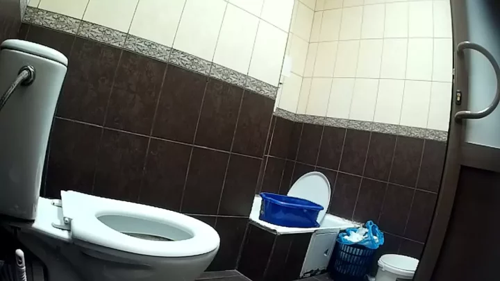 人目も気にせず…公衆トイレで大胆うんこ！ のスクリーンショット 2