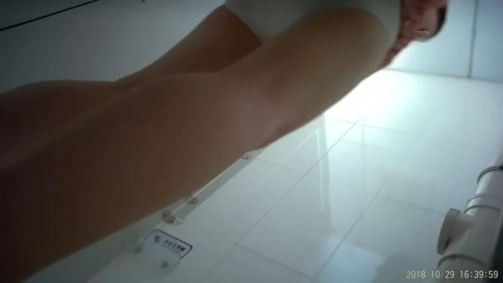 まさかの瞬間！クラブハウスの公衆トイレで美熟女を盗撮 のスクリーンショット 2