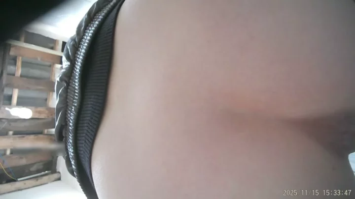 女子大の仮設トイレで覗き見!?黒下着の秘め事 のスクリーンショット 2