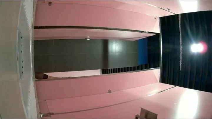 【隠し撮り】ピンクのトイレで覗き見！デニム姿の美女 のスクリーンショット 3