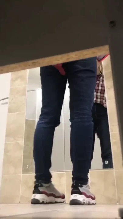 覗き見の興奮！公共トイレで密かに排泄する美女 のスクリーンショット 3