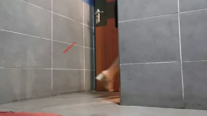 【衝撃】中国の個室トイレで激撮！絶頂排泄ハプニング のスクリーンショット 3
