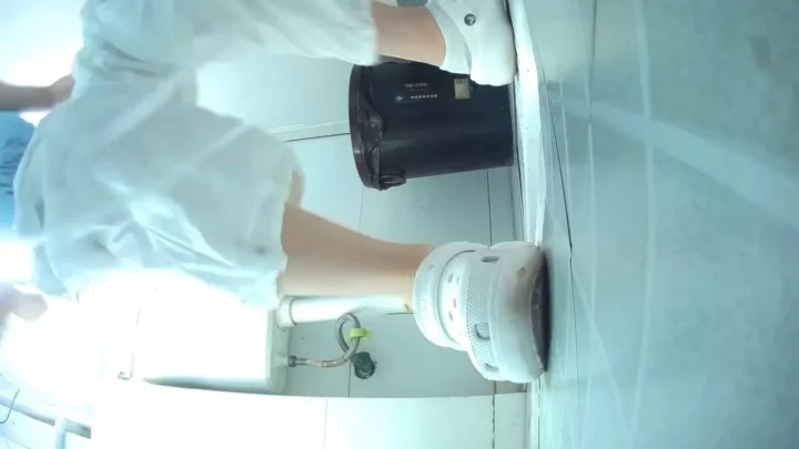 隠し撮り！トイレの極上美尻とピンクの秘部 のスクリーンショット 11