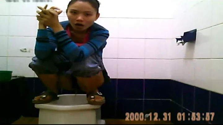タイの公衆トイレで盗撮！衝撃の隠しカメラ映像 のスクリーンショット 3