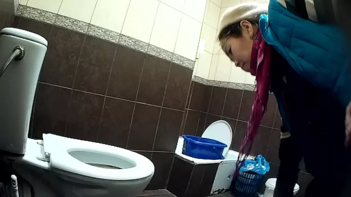 人目も気にせず…公衆トイレで大胆うんこ！ のスクリーンショット 3