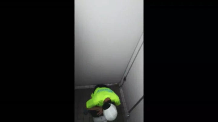 駅の個室トイレで盗撮！若い女性の秘密を暴く のスクリーンショット 3