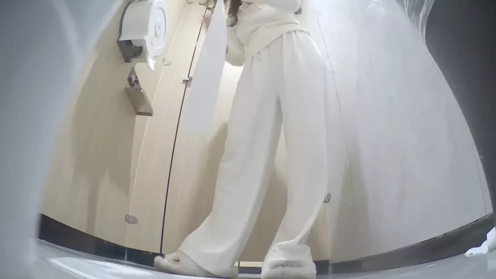 高級ナイトクラブ便器盗撮！美しすぎるお嬢様がまさかの… のスクリーンショット 4