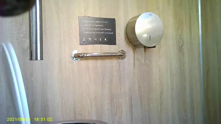 人目も気にせず…公共トイレで白熱の密会！ のスクリーンショット 4