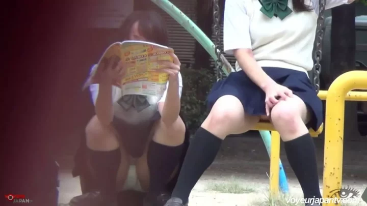 スカートから覗く美脚！二人の乙女の秘密を激写 のスクリーンショット 4