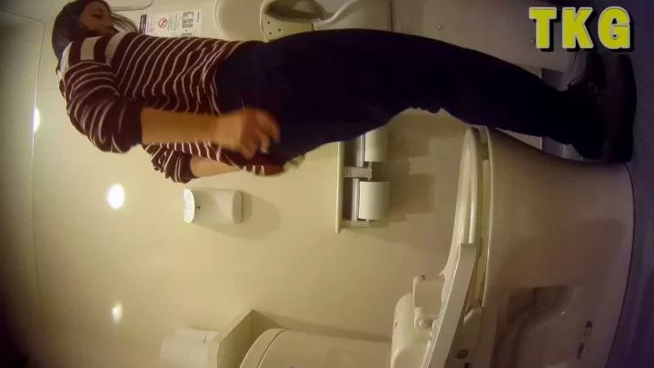 トイレの個室で盗撮！若い女性の秘密を覗き見 のスクリーンショット 4
