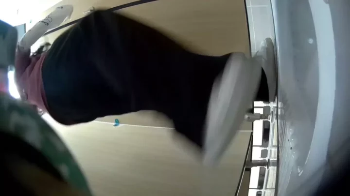 隠し撮り！トイレの極上美尻とピンクの秘部 のスクリーンショット 8