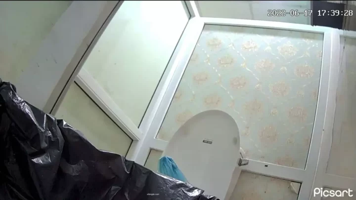隠し撮り！トイレで無防備に放尿する美女 のスクリーンショット 4