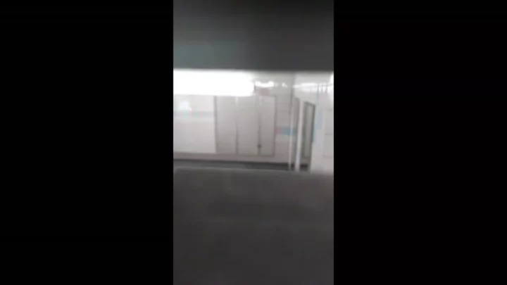 駅の個室トイレで盗撮！若い女性の秘密を暴く のスクリーンショット 4