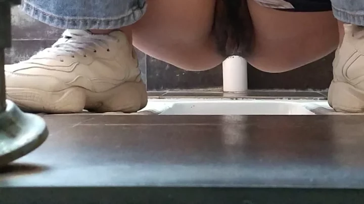 【盗撮】中国の個室トイレで捉えた衝撃の瞬間! のスクリーンショット 1