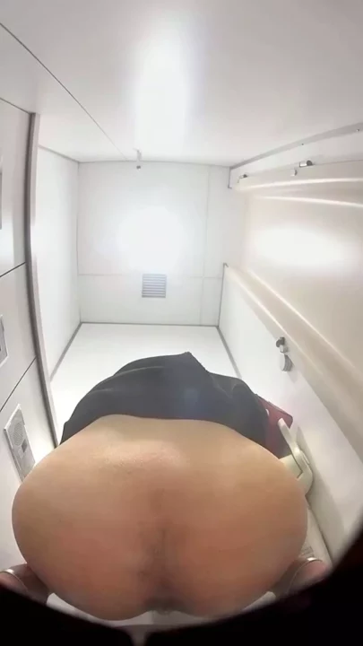 30代お姉さん、駅の和式トイレでまさかの放糞盗撮！ のスクリーンショット 1