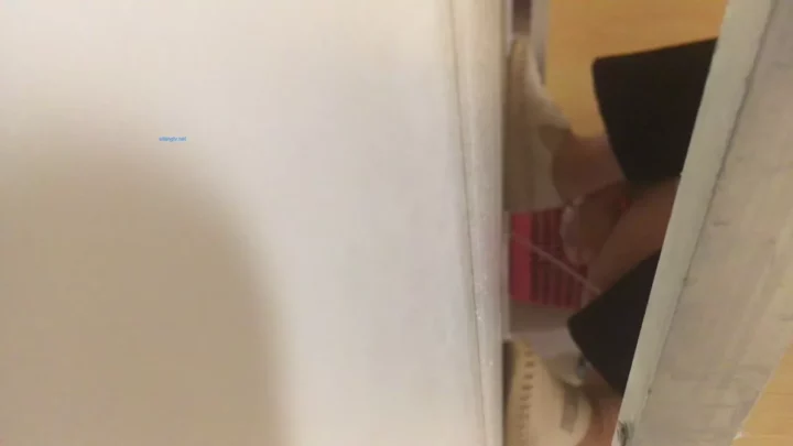 女子トイレ盗撮！美尻美女のハイヒール放尿 のスクリーンショット 1