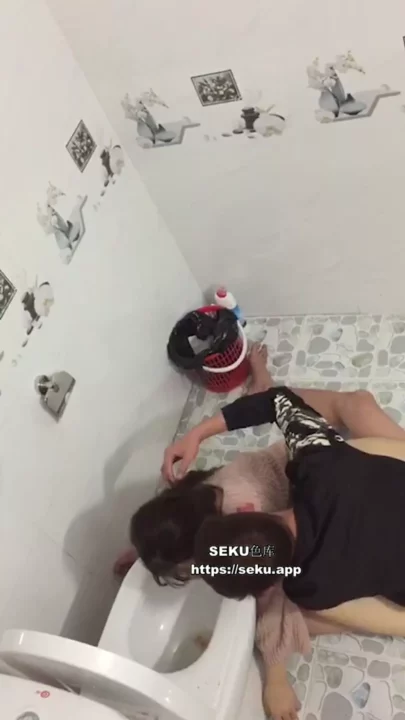 【4K盗撮】お尻丸出し！中国トイレの覗き見 のスクリーンショット 1
