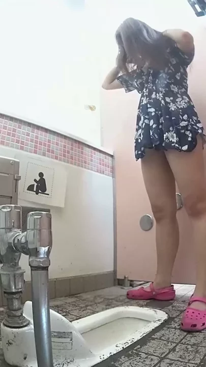 真夏の海岸で若ギャルが和式トイレで魅せる！ のスクリーンショット 9