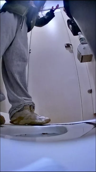 隠し撮り！ダンス学生たちのトイレ隠し撮り のスクリーンショット 1