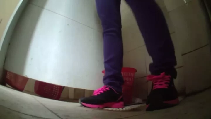 中国の女子トイレ盗撮！密着スパイカメラの衝撃 のスクリーンショット 1