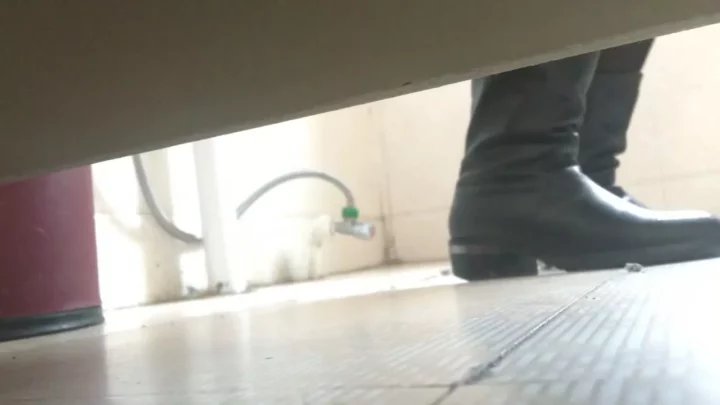 中国の女子トイレ盗撮！密着スパイカメラの衝撃 のスクリーンショット 9