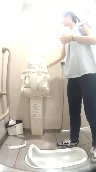 駅直下トイレで密着盗撮！美人OLの秘密の解放 のスクリーンショット 1