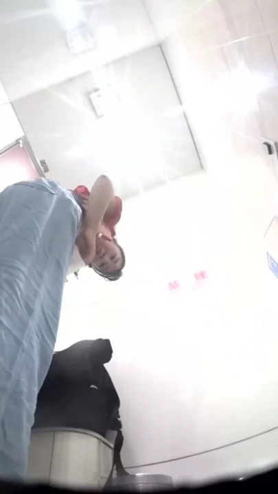 真夏の誘惑！ビーチの公衆トイレで美熟女を盗撮 のスクリーンショット 5