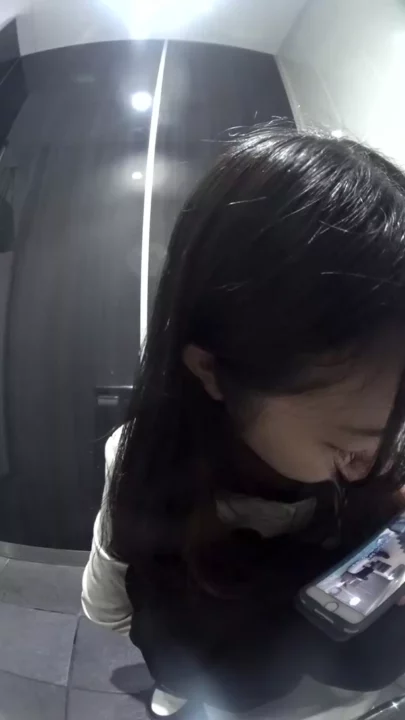 VIPトイレ盗撮 覗き見快感！女子大生の秘部 のスクリーンショット 1