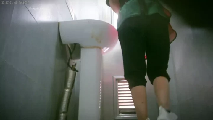 中国公園トイレ盗撮！欲望の瞬間を隠し撮り のスクリーンショット 1