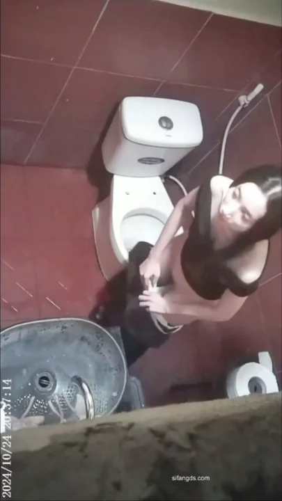 【隠し撮り】トイレで着替え中！まさかの巨乳美女が下から丸見え のスクリーンショット 2