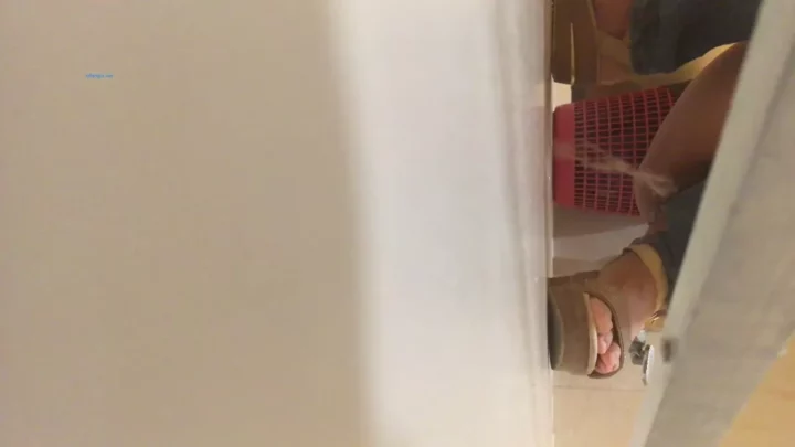 女子トイレ盗撮！美尻美女のハイヒール放尿 のスクリーンショット 2
