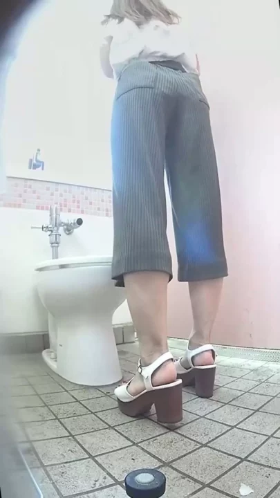 【隠し撮り】海の和式トイレで激写！桃色秘部を観察 のスクリーンショット 10