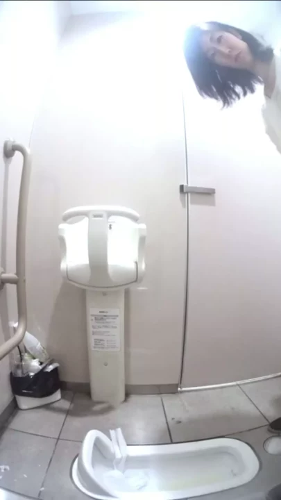 駅直下トイレで密着盗撮！美人OLの秘密の解放 のスクリーンショット 2