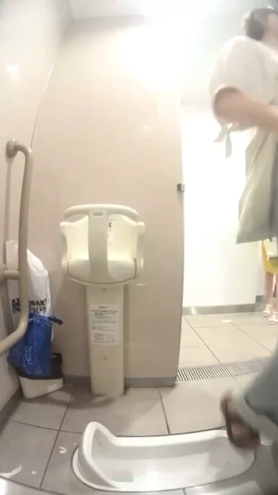 駅直下トイレで密着盗撮！美人OLの秘密の解放 のスクリーンショット 6