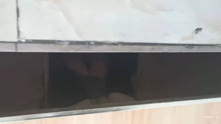 中国の公衆トイレで盗撮！美女の決定的瞬間を激写 のスクリーンショット 2