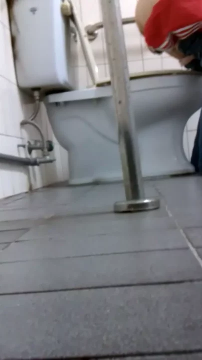 トイレの個室で盗撮される女子大生の秘密 のスクリーンショット 2