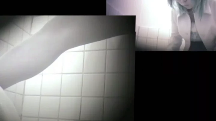 隠し撮り！和式トイレでの秘密の瞬間 3人娘の素顔 のスクリーンショット 10
