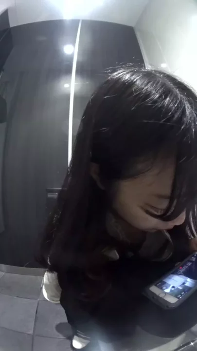 VIPトイレ盗撮 覗き見快感！女子大生の秘部 のスクリーンショット 2