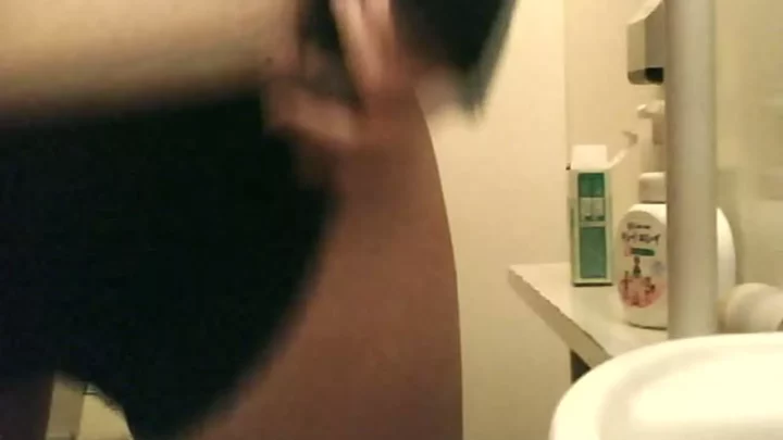コンビニトイレで大胆撮影！ななこななさんのリアル体験 のスクリーンショット 3