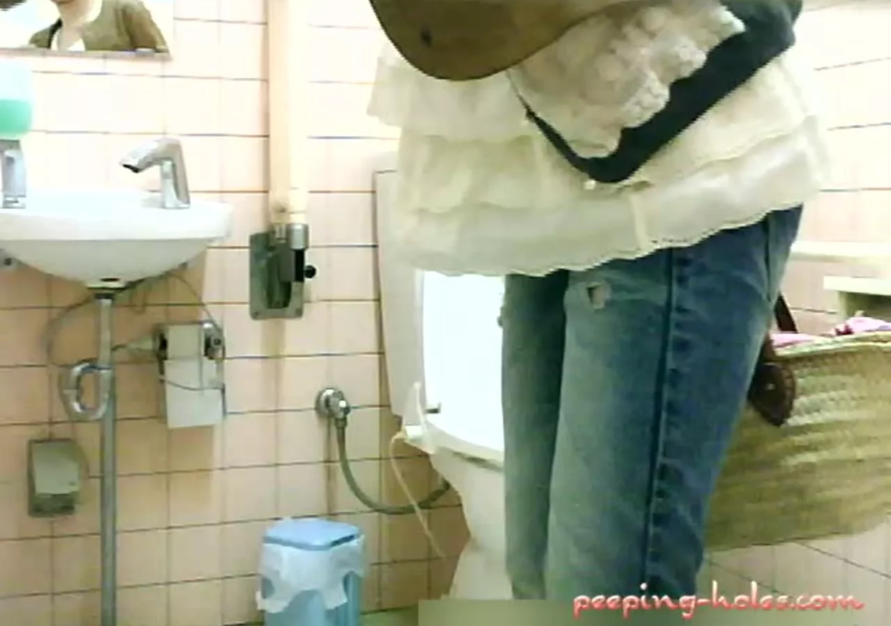 コンビニトイレで大胆撮影！ななこななさんのリアル体験