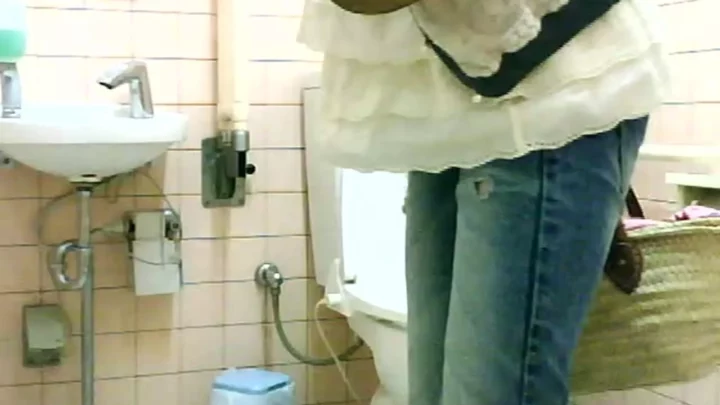 コンビニトイレで大胆撮影！ななこななさんのリアル体験 のスクリーンショット 7