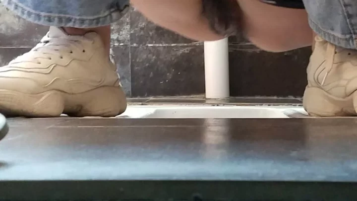 【盗撮】中国の個室トイレで捉えた衝撃の瞬間! のスクリーンショット 3