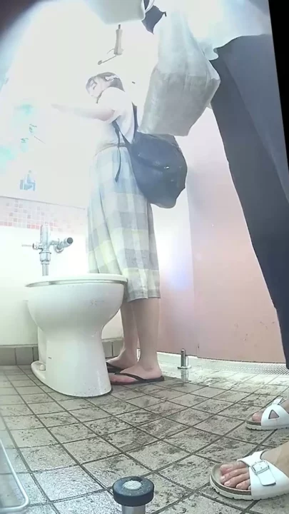 地下鉄御堂筋のトイレで盗撮!衝撃のボチャッボチャッ… のスクリーンショット 3