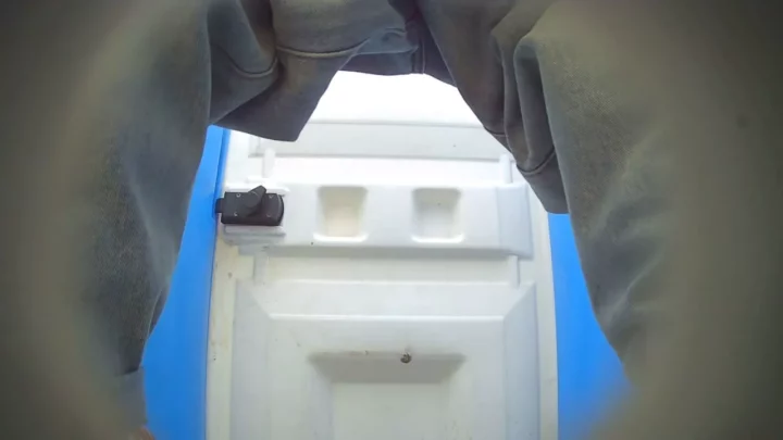 公園のバイオトイレで魅せる裸のお尻 のスクリーンショット 3