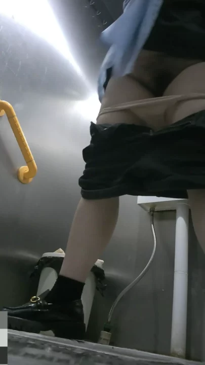 女子大生が魅せる！大学トイレでの大胆ヌード のスクリーンショット 3